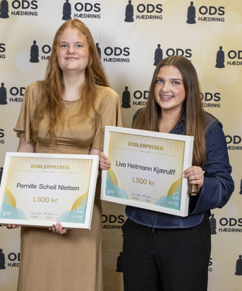 Pernille og Liva står sammen med deres diplomer