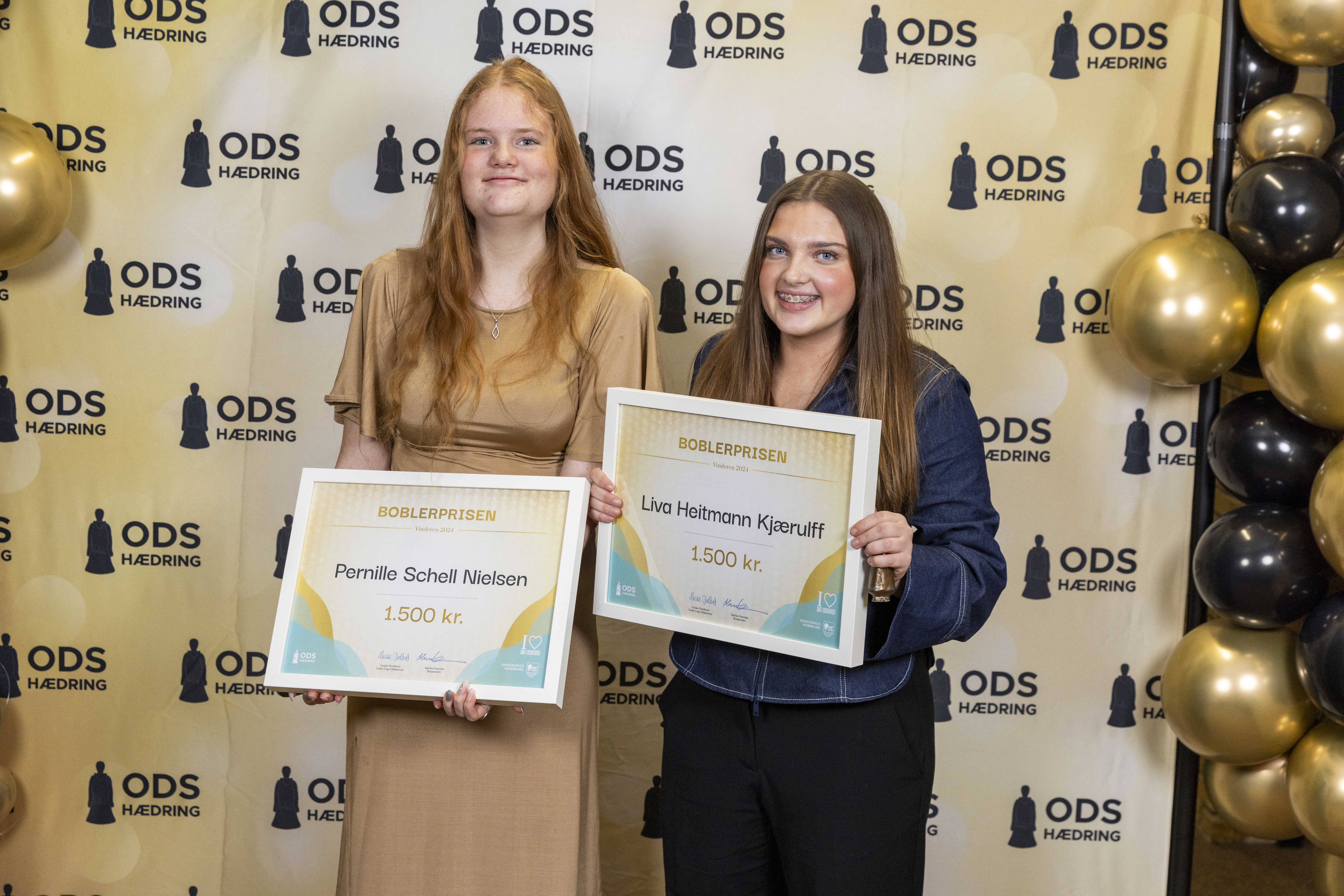 Pernille og Liva står sammen med deres diplomer