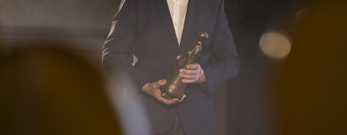 Claus Larsen fra Auto-El Teknik modtager sin statuette