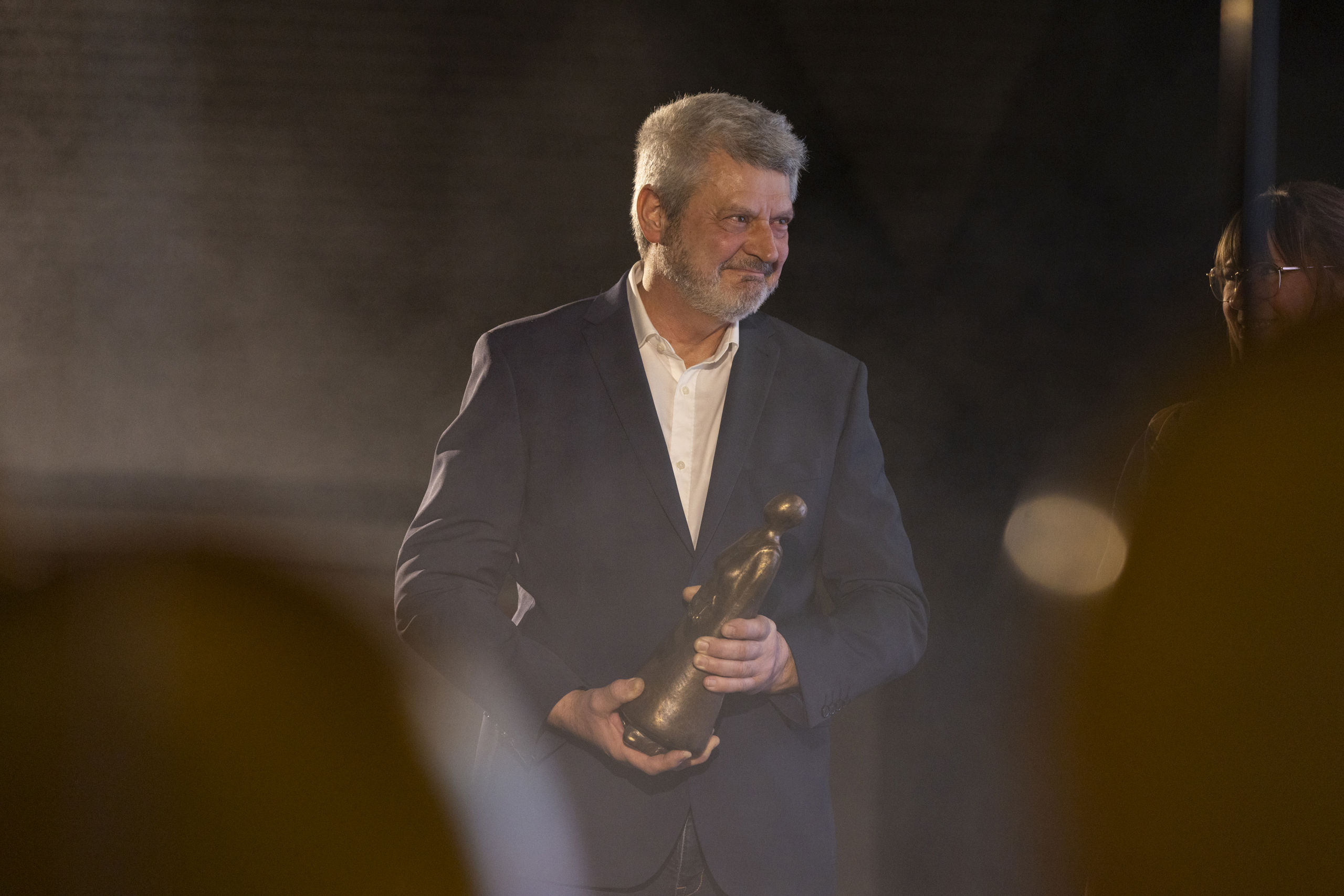 Claus Larsen fra Auto-El Teknik modtager sin statuette