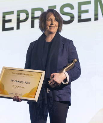 Louise Bannon fra Tir Bakery ApS står med Fødevareprisen