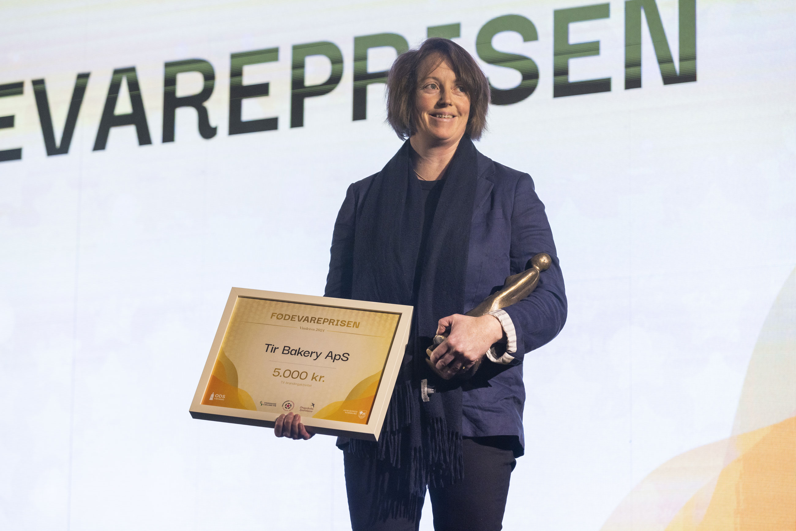 Louise Bannon fra Tir Bakery ApS står med Fødevareprisen