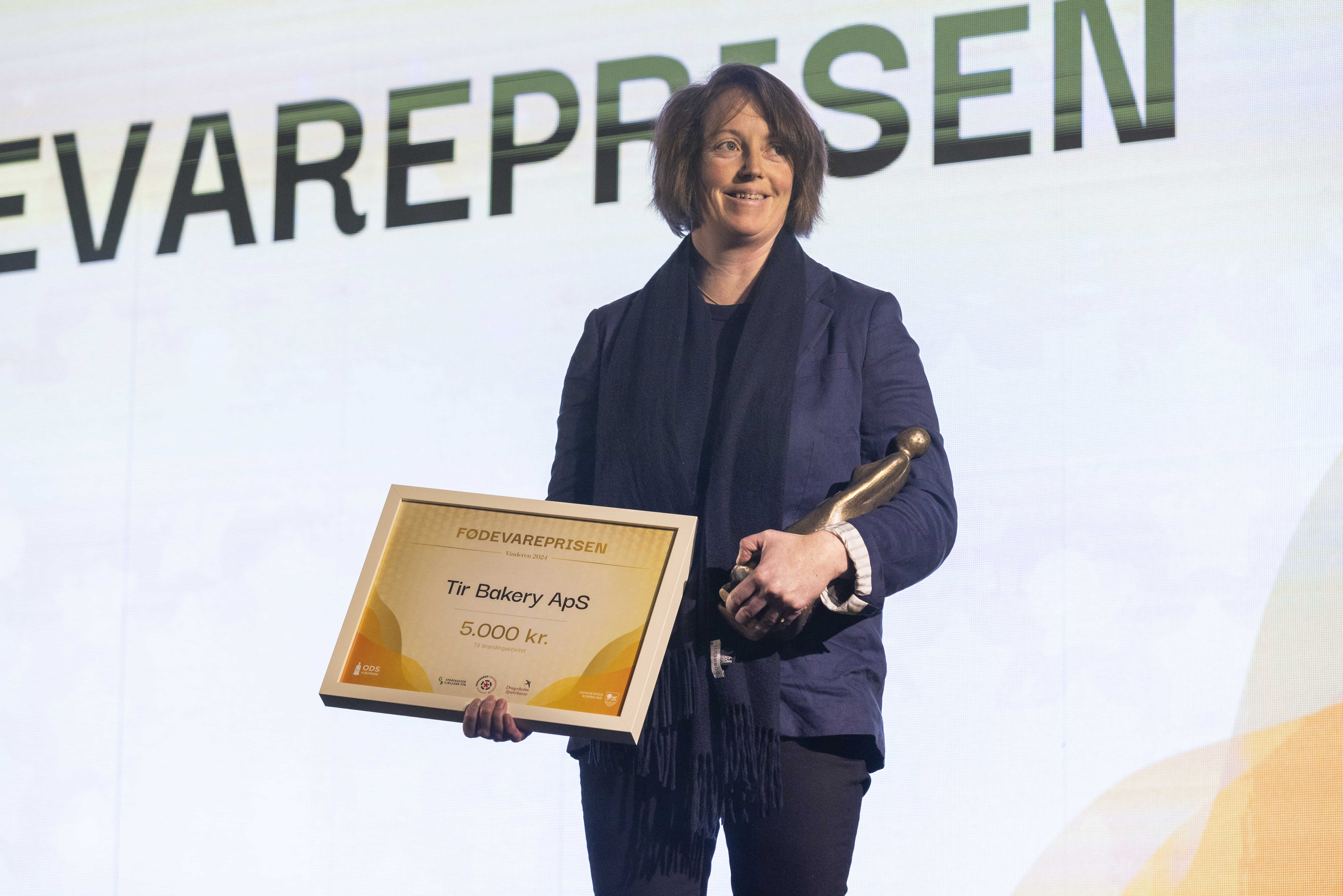 Louise Bannon fra Tir Bakery ApS står med Fødevareprisen