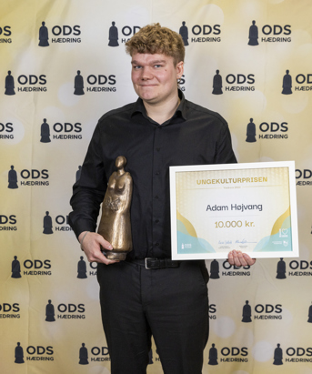 Adam Højvang står med statuette og diplom