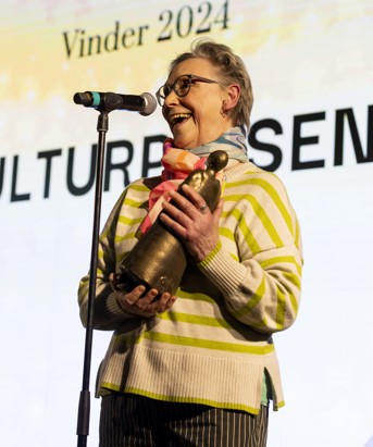 Bente Eskesen med statuette holder takketale