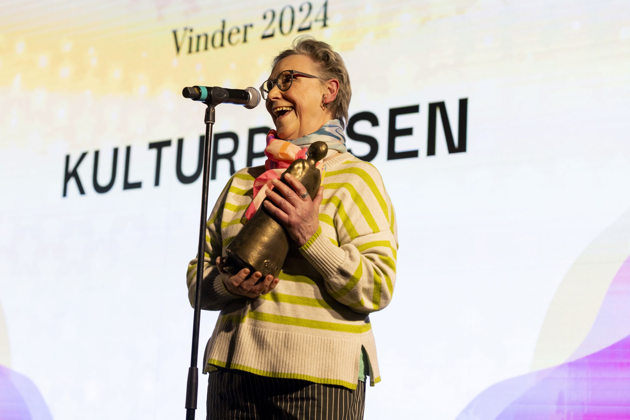 Bente Eskesen med statuette holder takketale