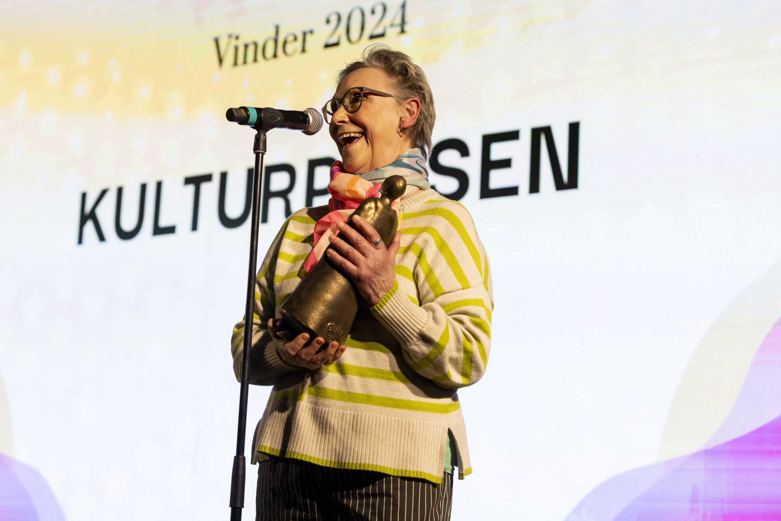 Bente Eskesen med statuette holder takketale