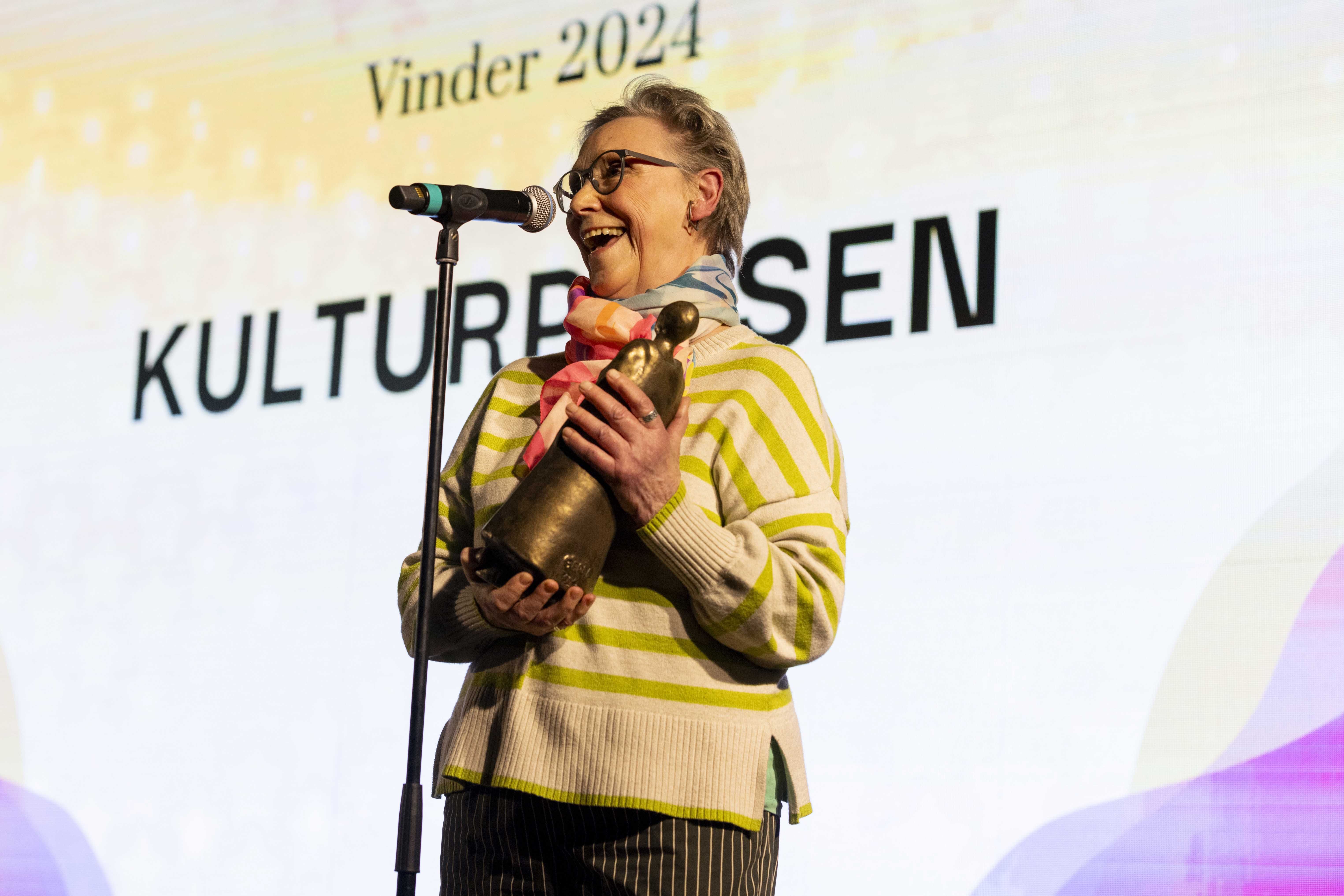Bente Eskesen med statuette holder takketale