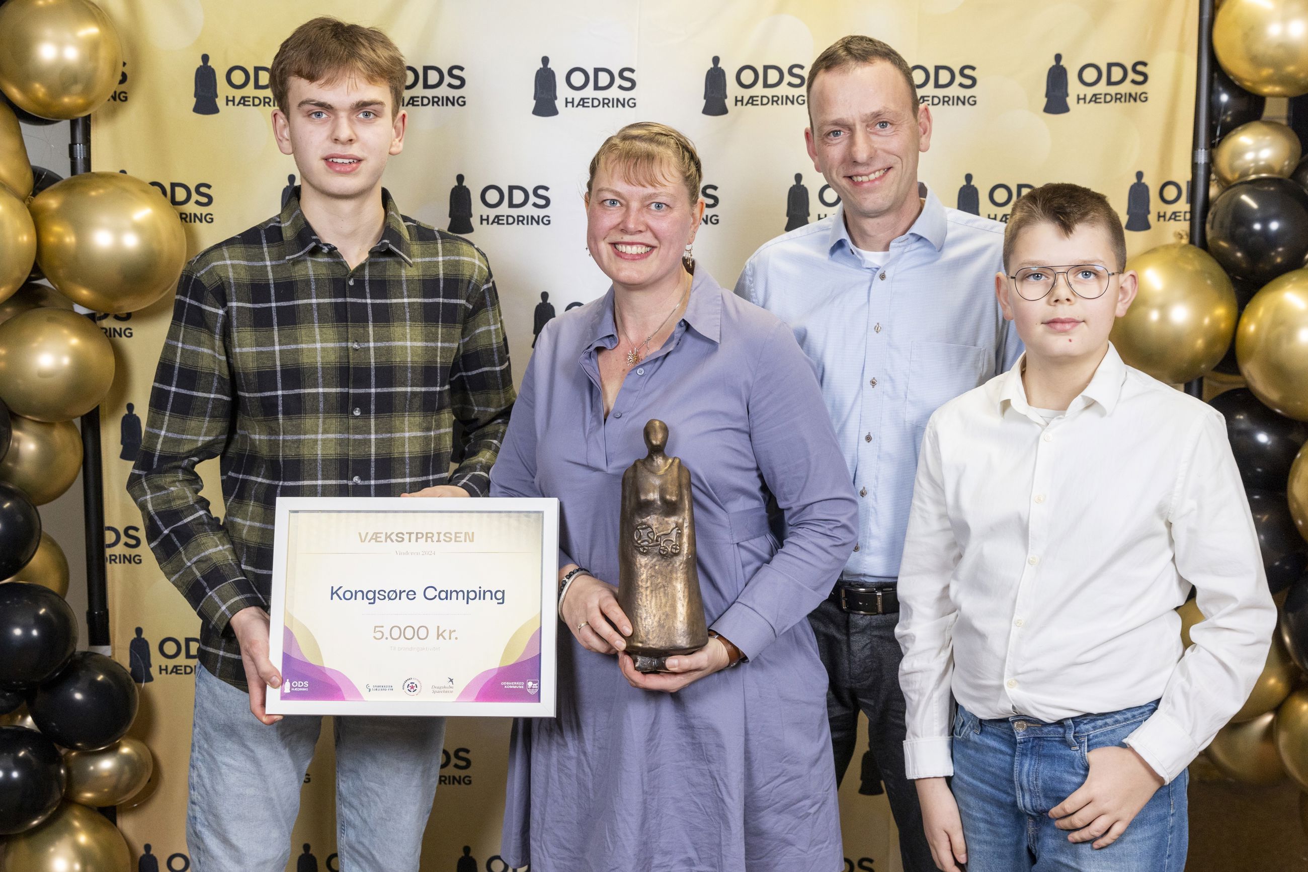 Kongsøre Camping v/ Dorte og Henrik Skovsgaard samt børn med statuette og diplom