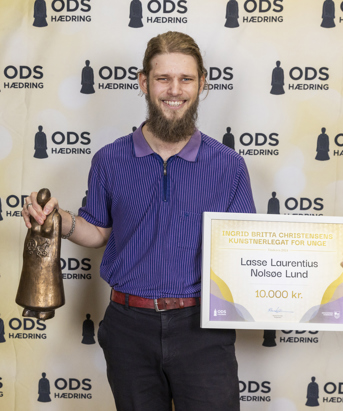 Lasse Laurentius står med legat og statuette