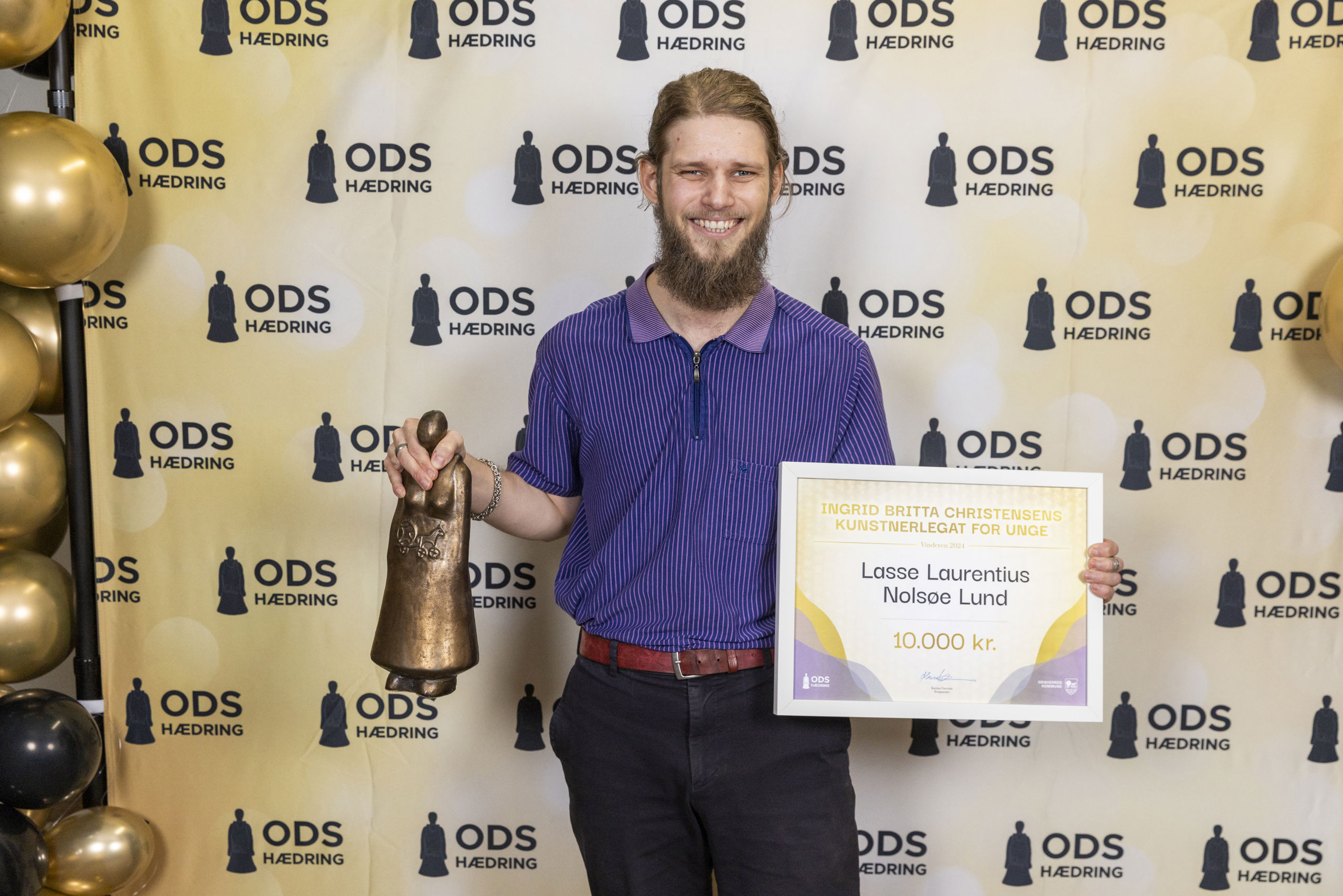 Lasse Laurentius står med legat og statuette