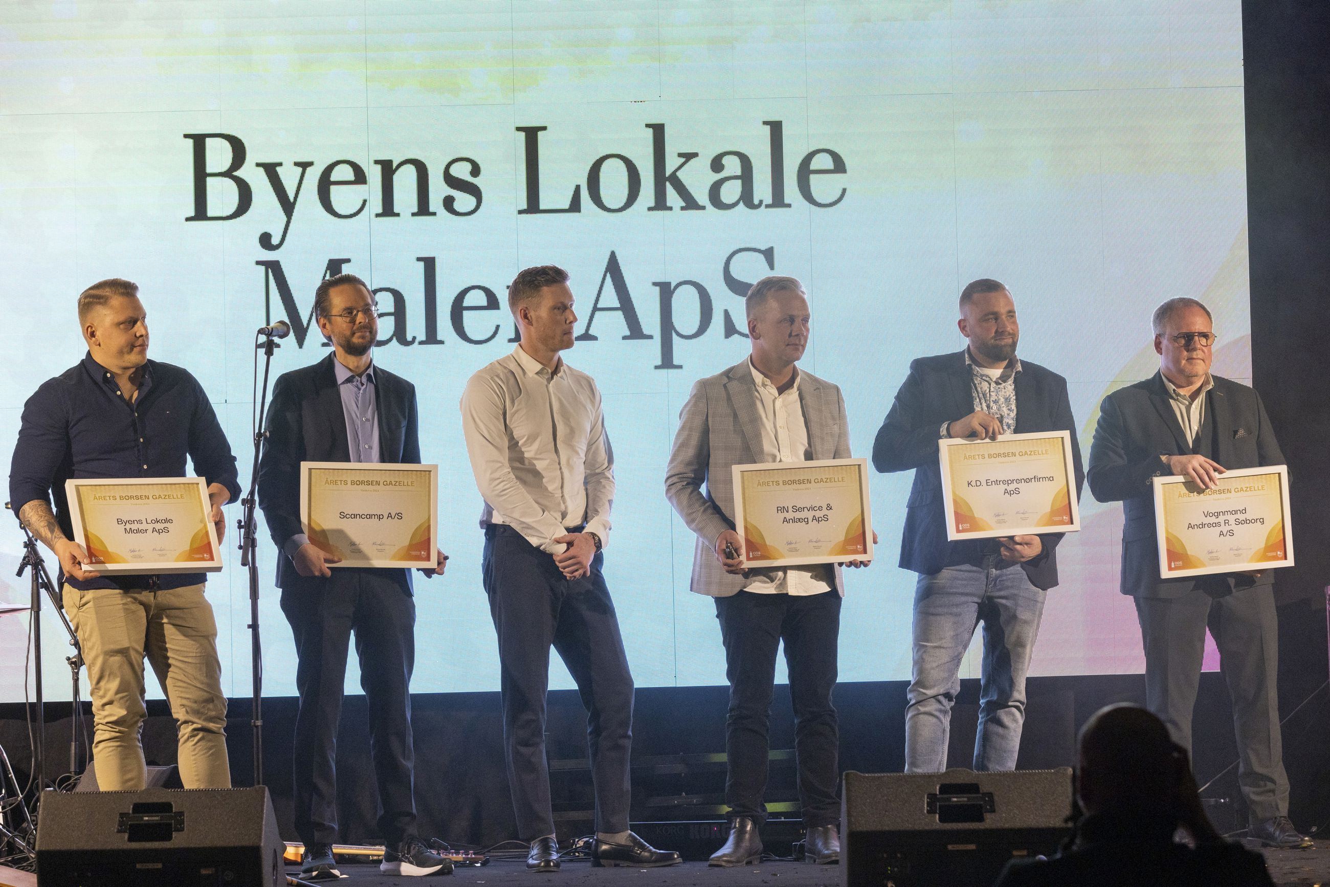 Virksomhedsejerne, der har fået Gazeller i 2024, står på scenen